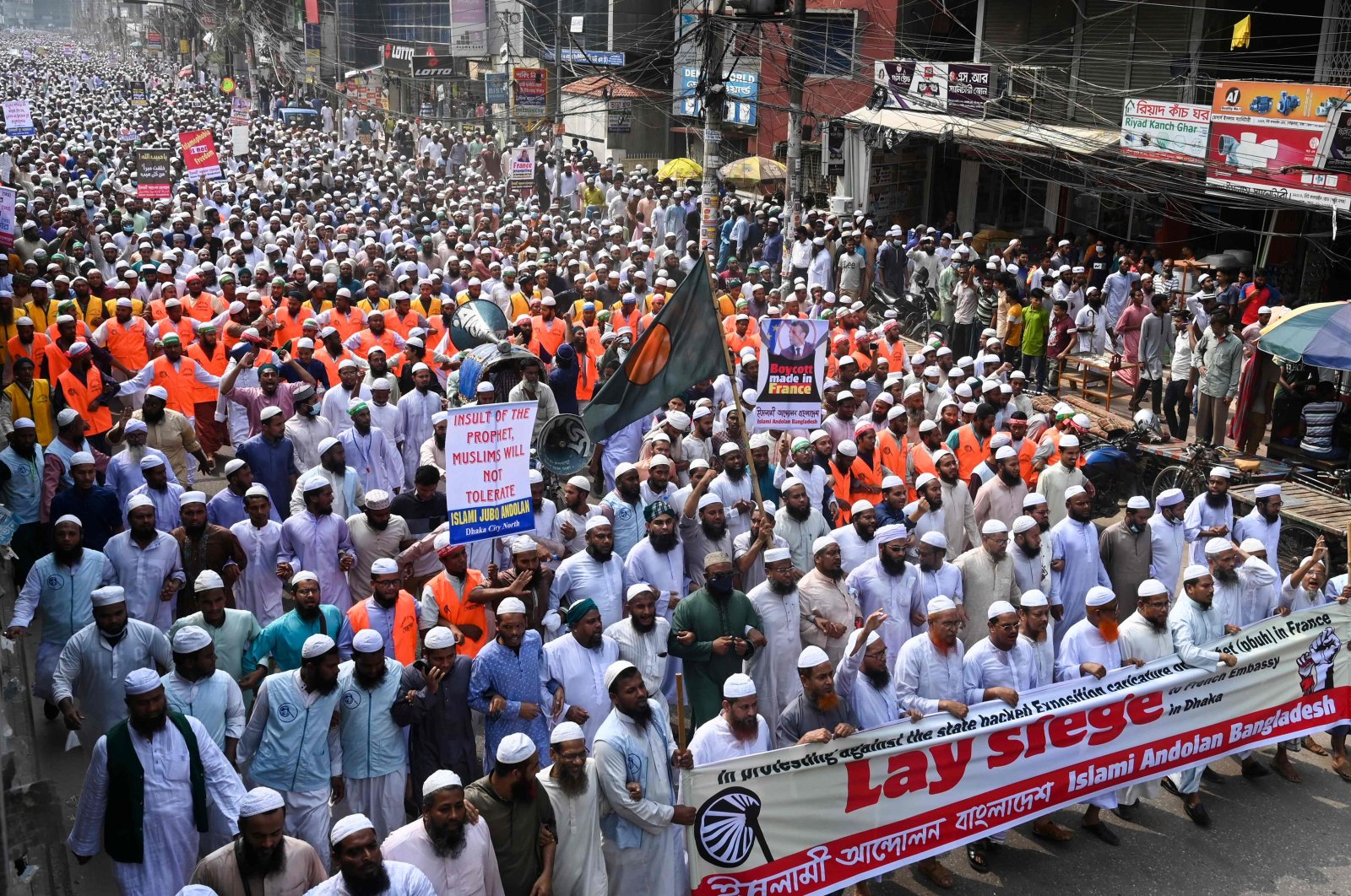 Thousands of Bangladeshi citizens hold a protest march calling for the boycott of French products and denouncing French President Emmanuel Macron for his comments on Prophet Mohammed caricatures, in Dhaka, Bangladesh, Oct. 27, 2020. (AFP)
