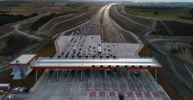 Vehicles seen at the toll booths on the Istanbul-Izmir highway passing through northwestern Bursa province, Turkey, Aug. 19, 2019. (AA Photo)
