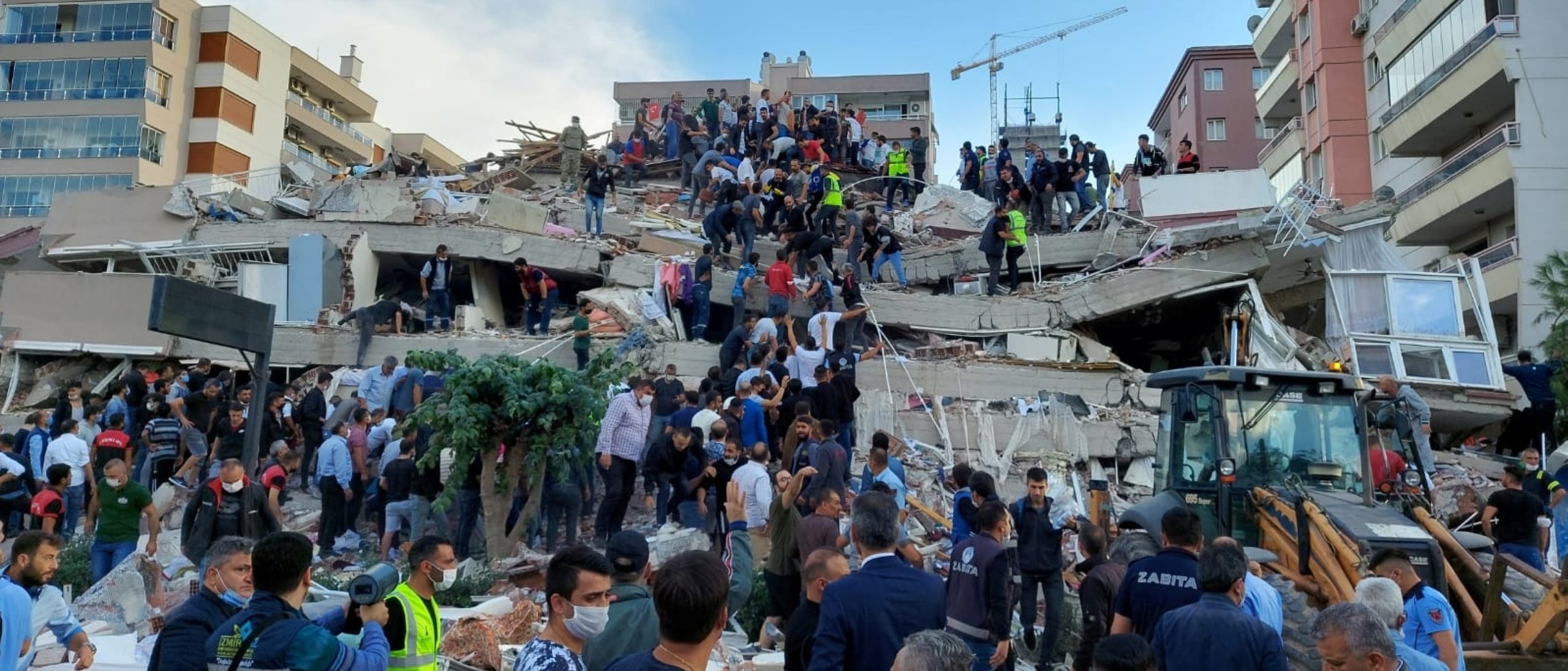 Οι ντόπιοι και οι αξιωματούχοι αναζητούν επιζώντες σε ένα κατεστραμμένο κτίριο μετά από έναν ισχυρό σεισμό που έπληξε το Αιγαίο Πέμπτη και έγινε αισθητός τόσο στην Ελλάδα όσο και στην Τουρκία, όπου μερικά κτίρια κατέρρευσαν στην παράκτια επαρχία της Σμύρνης, της Τουρκίας, στις 30 Οκτωβρίου 2020. (Reuters Photo )