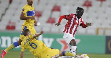 Maccabi Tel Aviv's Dan Glazer, left, tackles Sivasspor's Olarenwaju Kayode, right, during the Europa League Group I football match between Sivasspor and Maccabi Tel Aviv, in Sivas, Thursday, Oct. 29, 2020. (AP Photo)