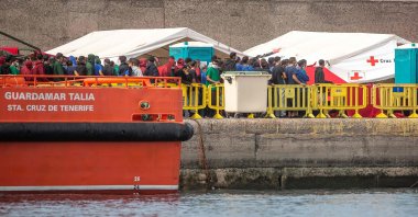 Migrants remain in the port of Arguineguin on the Spanish Canary island of Gran Canaria, Oct. 25, 2020. (AFP Photo)