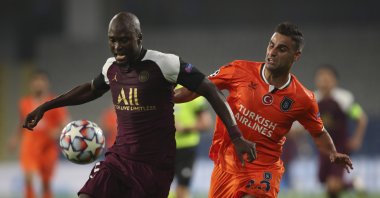 PSG's Danilo Pereira (L) controls the ball in front of Başakşehir's Deniz Türüç during a Champions League match in Istanbul, Turkey, Oct. 28, 2020. (AP Photo)
