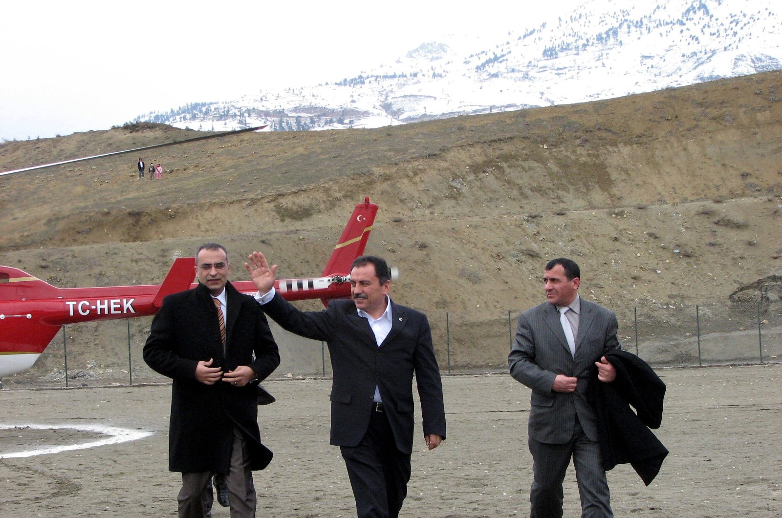 Muhsin Yazıcıoğlu (C) waves as he walks away from the helicopter that took him to Kahramanmaraş province, southern Turkey, March 25, 2009.  (AA Photo)