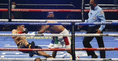 Gervonta Davis (R) pushes Leo Santa Cruz down during a boxing bout in San Antonio, Texas, U.S, Oct. 31, 2020. (AP Photo)