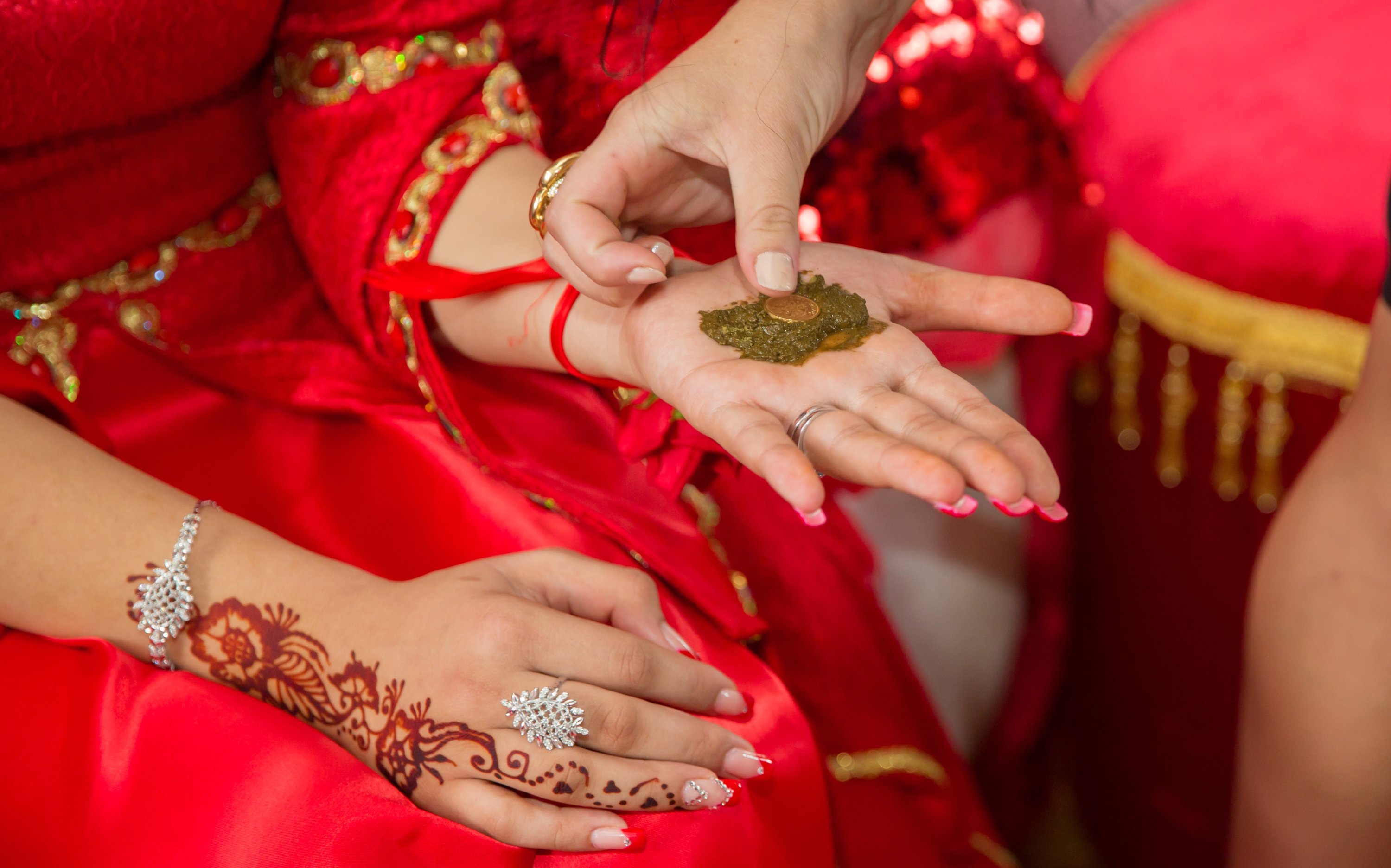 In a traditional Turkish henna night, the bride will get a dollop of henna in her palms and have a gold coin pressed into it. (Shutterstock Photo)