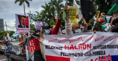 Muslim protesters attend a demonstration against French President Emmanuel Macron in Surabaya, Indonesia, Nov. 2, 2020. (AFP Photo)