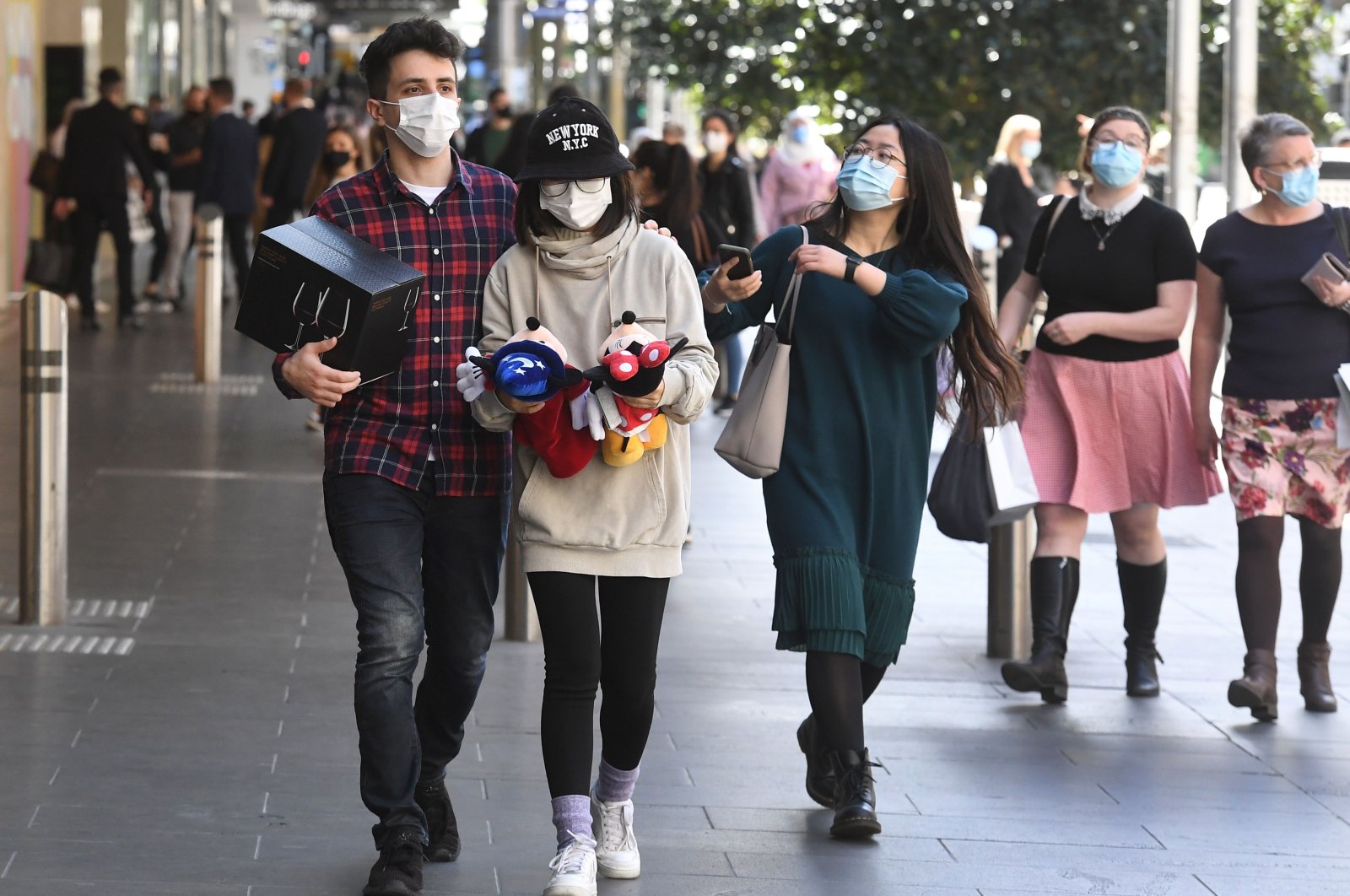 People visit a shopping area after measures to curb the spread of the COVID-19 coronavirus were eased allowing limited numbers of people back into shops, bars, cafes and restaurants in Melbourne, Oct. 28, 2020. (AFP Photo)