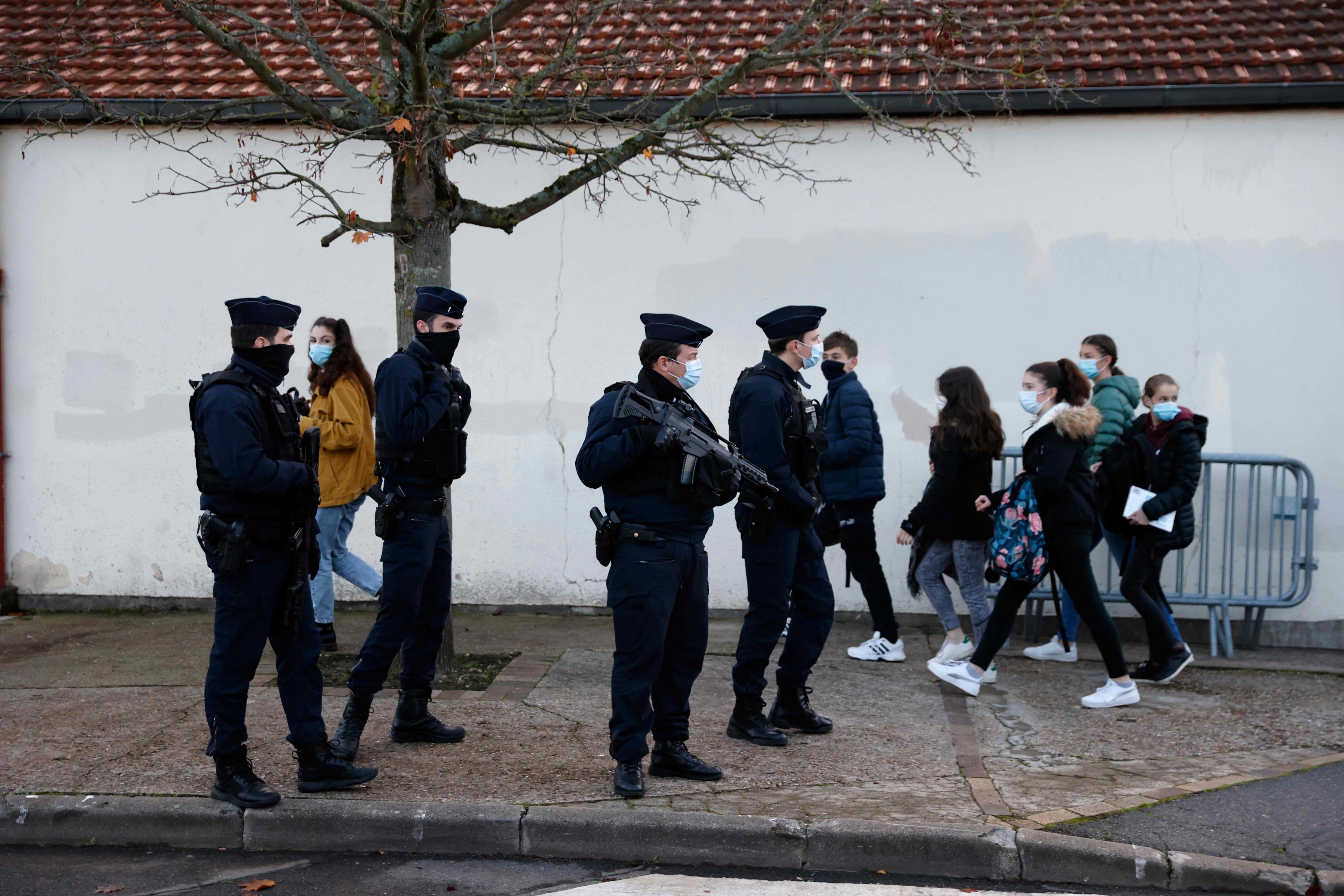 Paris school kids clash with police in COVID-19 protest | Daily Sabah