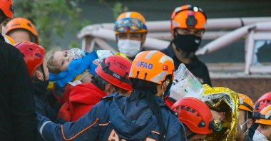 Rescue teams carry 4-year-old Ayda Gezgin after she was rescued from the rubble in the Bayraklı district 91 hours after an earthquake, in Izmir, western Turkey, Nov. 3, 2020. (AA Photo)