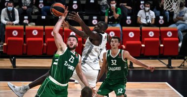 ASVEL Lyon's Moustapha Fall (C) fights for the ball with Zalgiris Kaunas' Martinas Geben (L) during a match in Villeurbanne, France, Oct. 29, 2020. (AFP Photo)