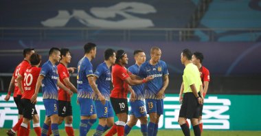 Players of Shanghai SIPG and Jiangsu Suning argue with the referee during a match in Suzhou, China, Nov. 2, 2020. (AFP Photo) 