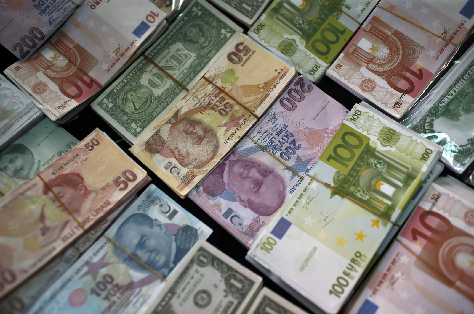 Turkish liras, euros and U.S. dollars are stacked at a currency exchange office in Istanbul, Turkey, June 8, 2015. (AP File Photo)