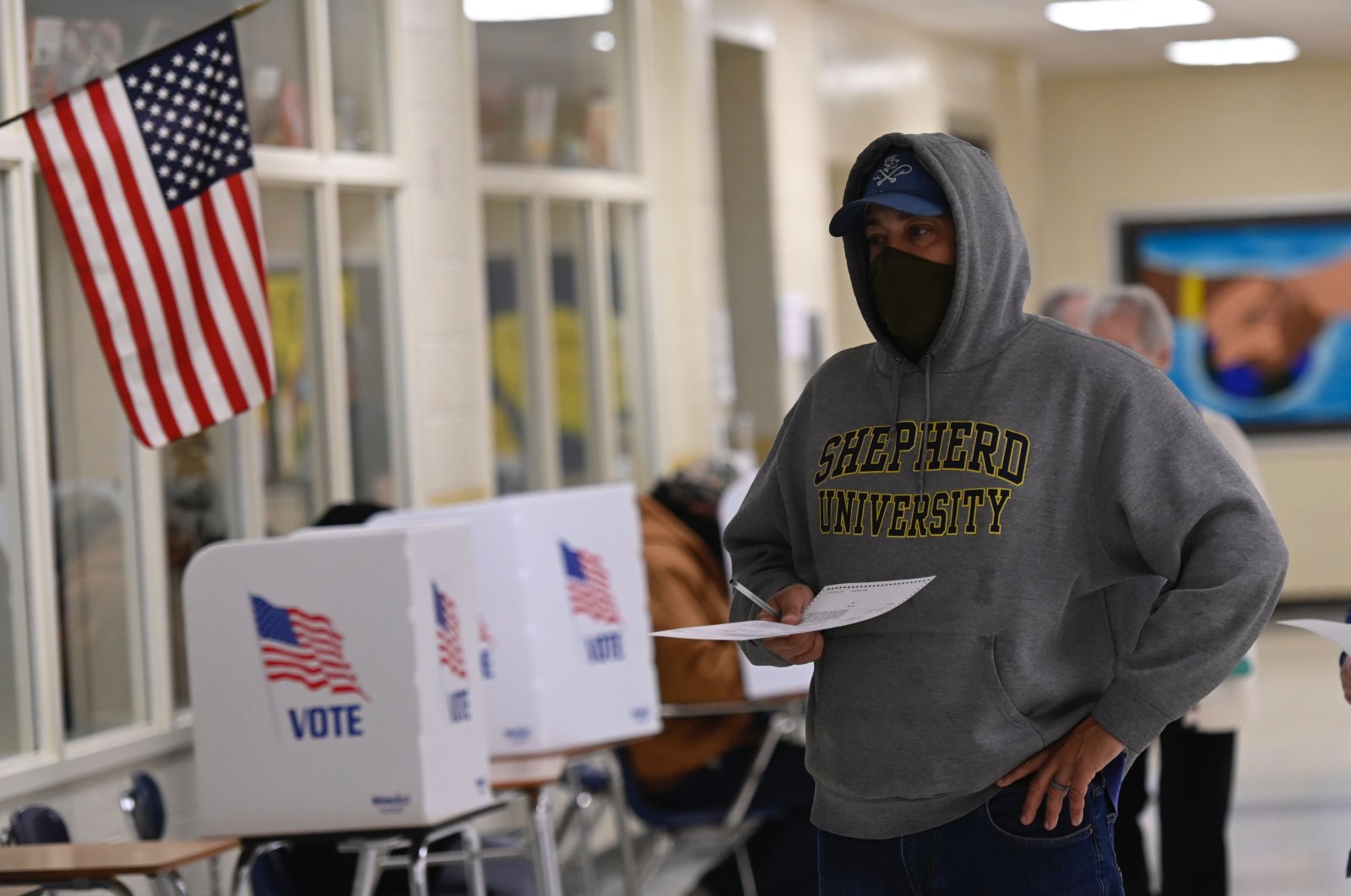 A voters casts his ballot at a polling station on U.S. Election Day in Winchester, Virginia, Nov. 3, 2020. (AFP Photo)