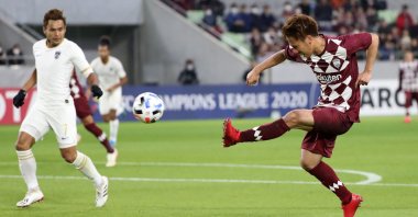 Vissel Kobe's Keijiro Ogawa (R) scores a goal as Johor Darul Ta'zim's Aidil Zafuan looks on during an AFC Champions League match, in Kobe, Japan, Feb. 12, 2020. (AFP Photo)