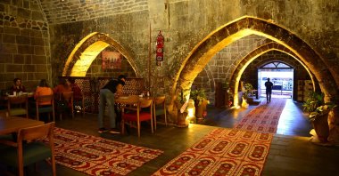 People enjoy local foods in the Başhan Inn, Bitlis, eastern Turkey, Nov. 5, 2020. (AA Photo)