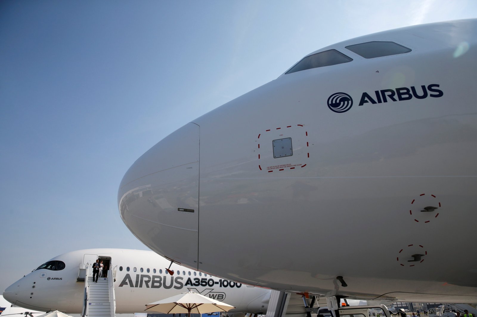 An Airbus A3501000 Xwb and an Airbus A321neo are seen on static display during the 52nd Paris Air Show at Le Bourget Airport near Paris, France, July 23, 2017. (Reuters Photo)
