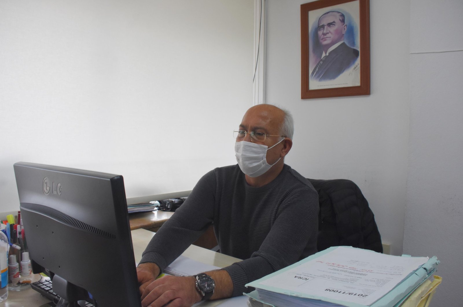 Atılay Özün works in his office, Konak district, Izmir, Turkey, Nov. 5, 2020. (DHA Photo)
