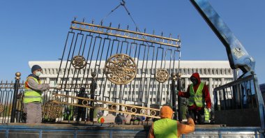 Workers remove a fence around the house of parliament, Bishkek, Kyrgyzstan, Nov. 6, 2020. (REUTERS Photo)