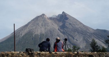 Photographers keep an eye on Mount Merapi in Yogyakarta as Indonesia Geological agency raised the status of alert for Merapi to the second-highest ahead of the upcoming major eruption, on Nov. 6, 2020. (AFP Photo)