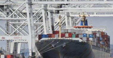 A cargo ship docks at Long Beach Harbor, California, U.S., May 6, 2015. (AFP Photo)