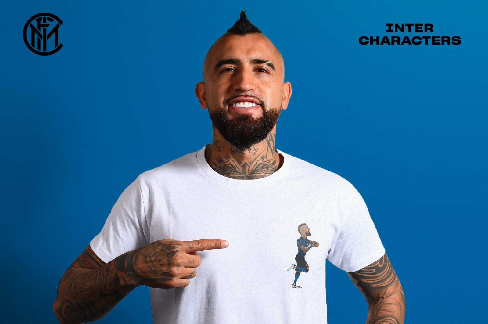 Inter star Arturo Vidal poses in t-shirt with cartoon made by Gökçen Eke on it. (Taken from Inter's official Twitter account, Nov. 5, 2020) 