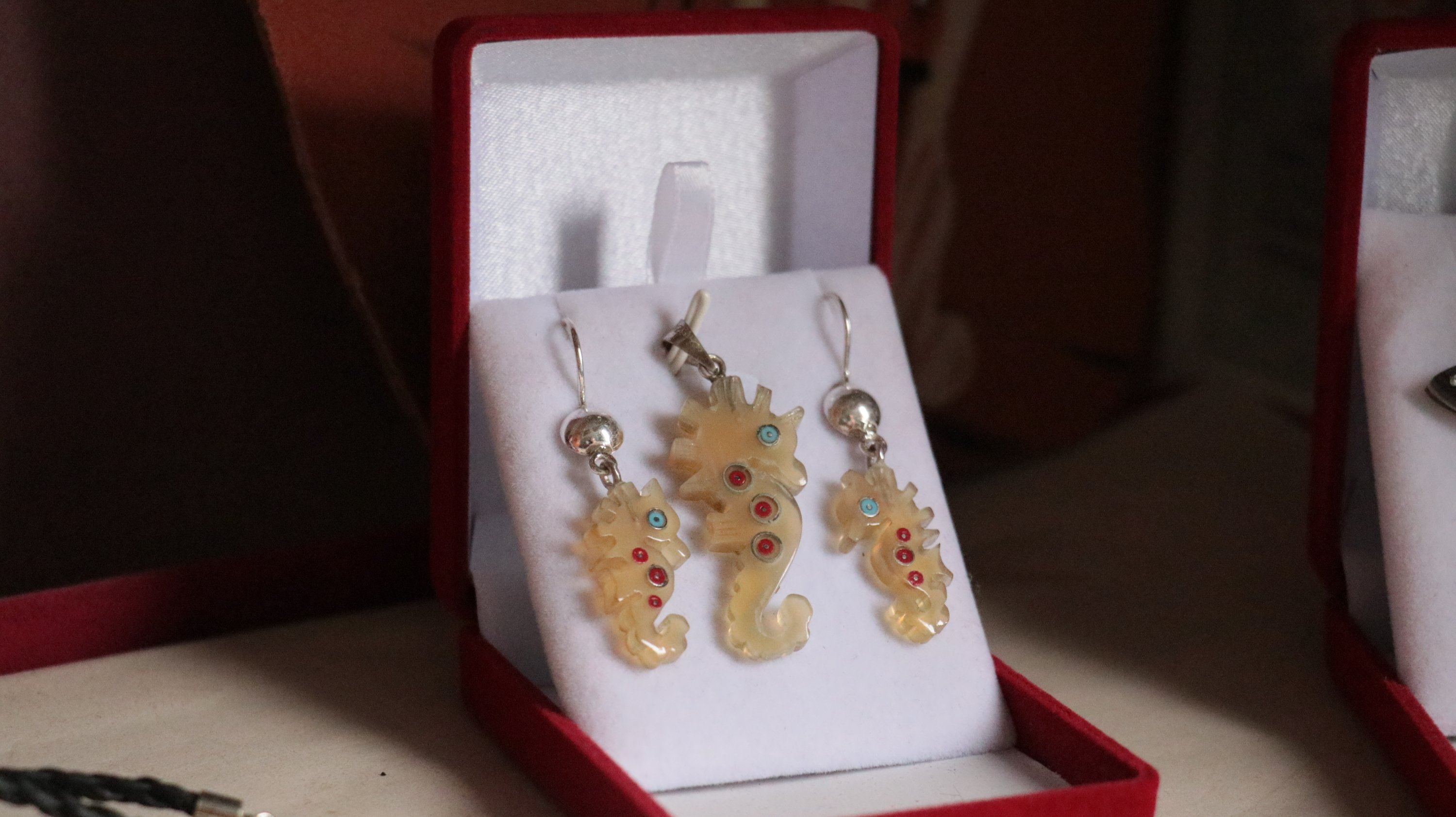 A jewelry set comprising of earrings and a necklace by Mehmet Atışan, Yalova, northwestern Turkey, Nov. 2, 2020. (AA PHOTO)