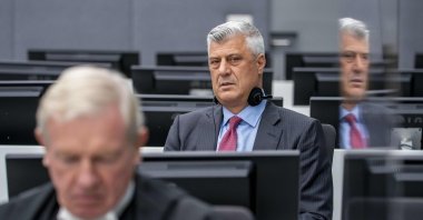 Former Kosovar president Hashim Thaci sits with his lawyer David Hooper (L) for the first time before a war crimes court in The Hague, the Netherlands, to face charges relating to the 1990s conflict with Serbia, Nov. 9, 2020. (AFP Photo)