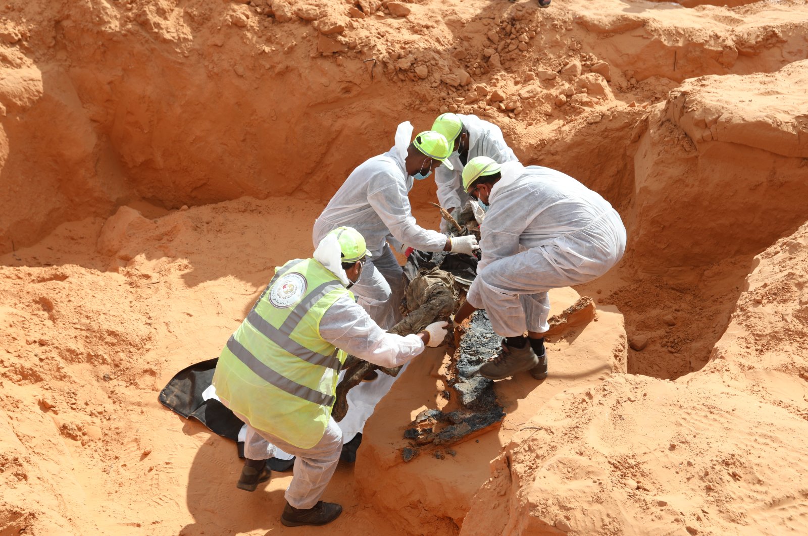 Libyan army personnel unearth corpses from a mass grave in Tarhuna, Nov. 9, 2020. (AA)