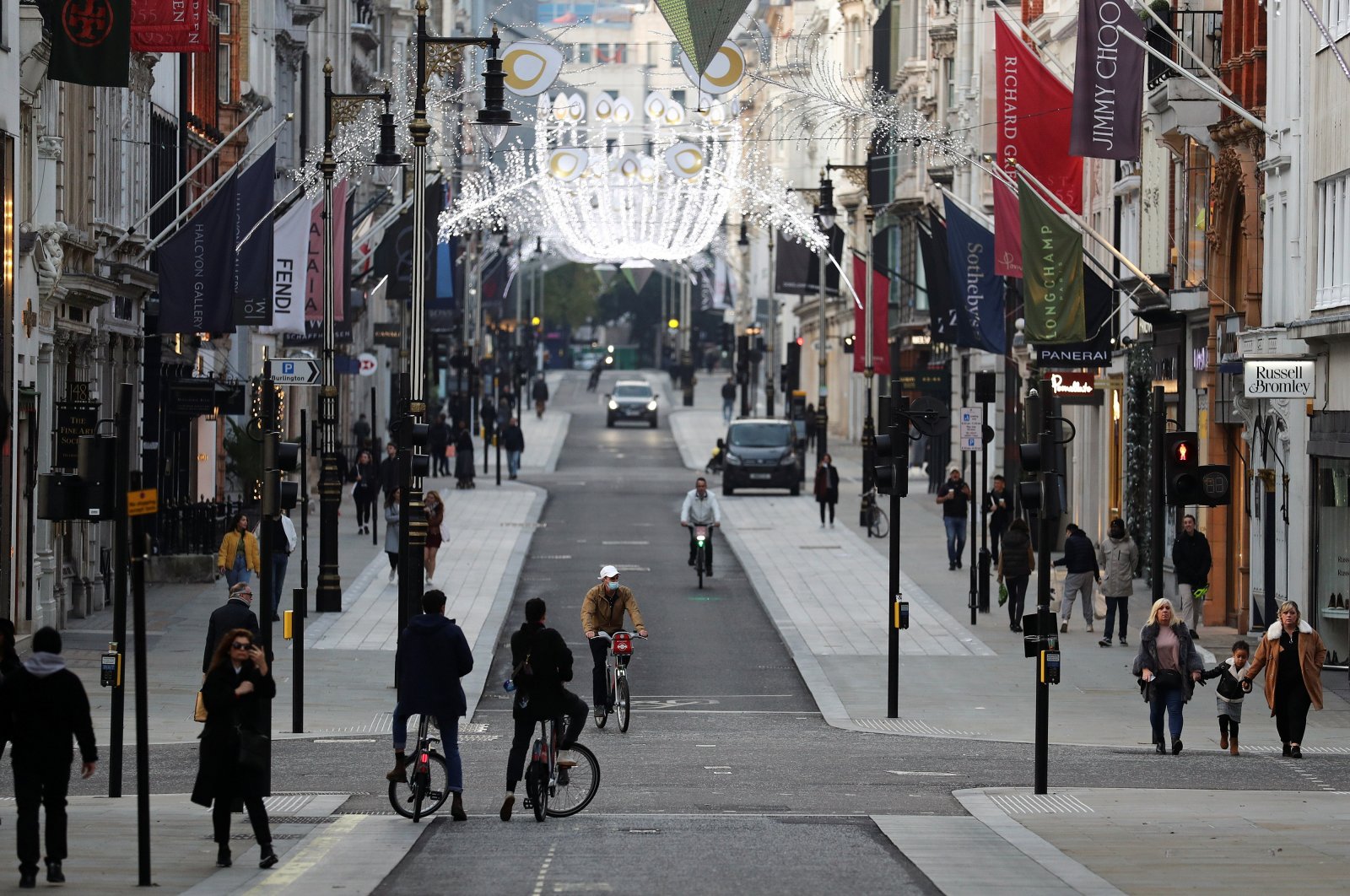 Pedestrians and cyclists move through New Bond Street amid the COVID-19 outbreak in London, Britain, Nov. 7, 2020. (Reuters Photo)