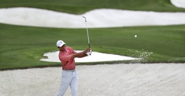Tiger Woods practices on his sand shots, in Augusta, Georgia, U.S., Nov. 10, 2020. (AP Photo)