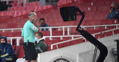 Referee Martin Atkinson reviews a goal by Aston Villa during an Arsenal-Aston Villa game, in London, Britain, Nov. 8, 2020. (AFP Photo)