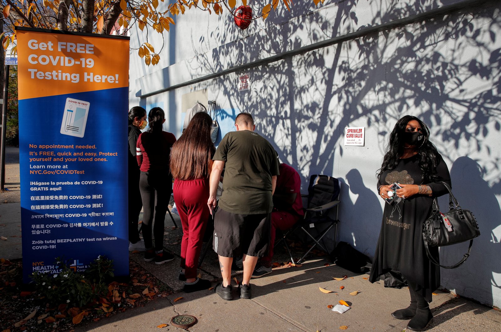 People stand in line to be tested for COVID-19 in Staten Island, New York, U.S., Nov. 10, 2020. (REUTERS Photo)
