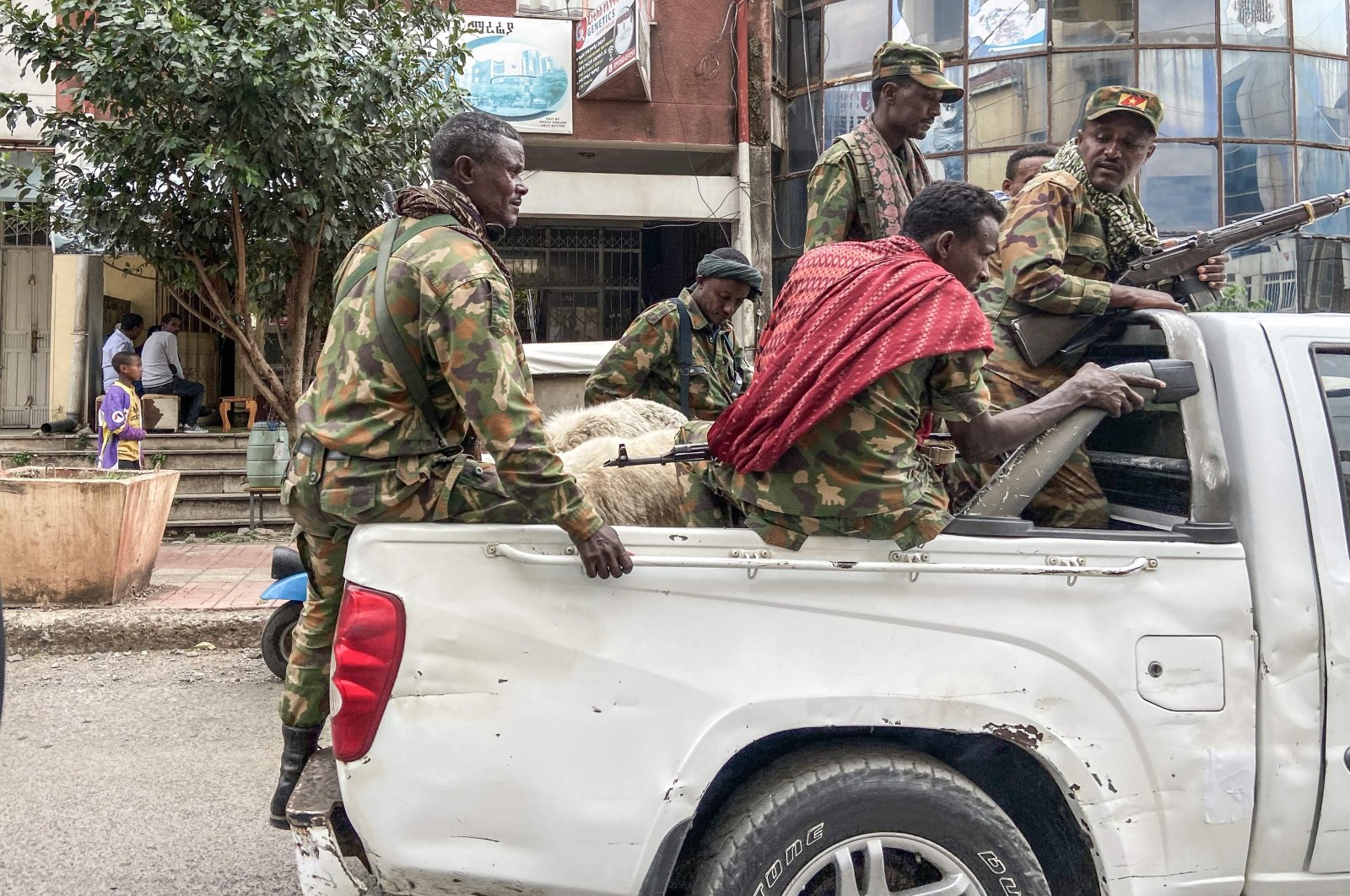 Members of the Amhara militia, which combat alongside federal and regional forces against forces in the northern region of Tigray, ride on the back of a pickup truck in the city of Gondar, Nov. 8, 2020. (AFP Photo)