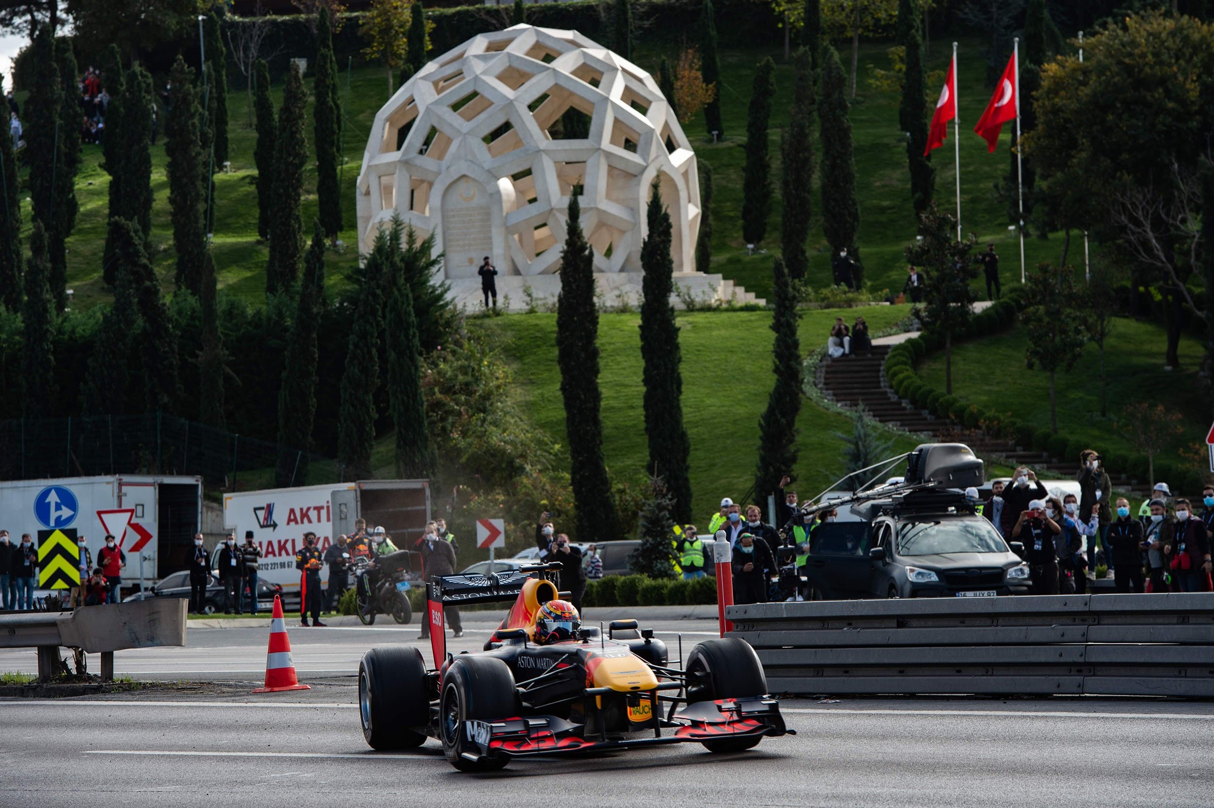 Mosques, bridges and Formula 1 cars Istanbul streets see F1 action