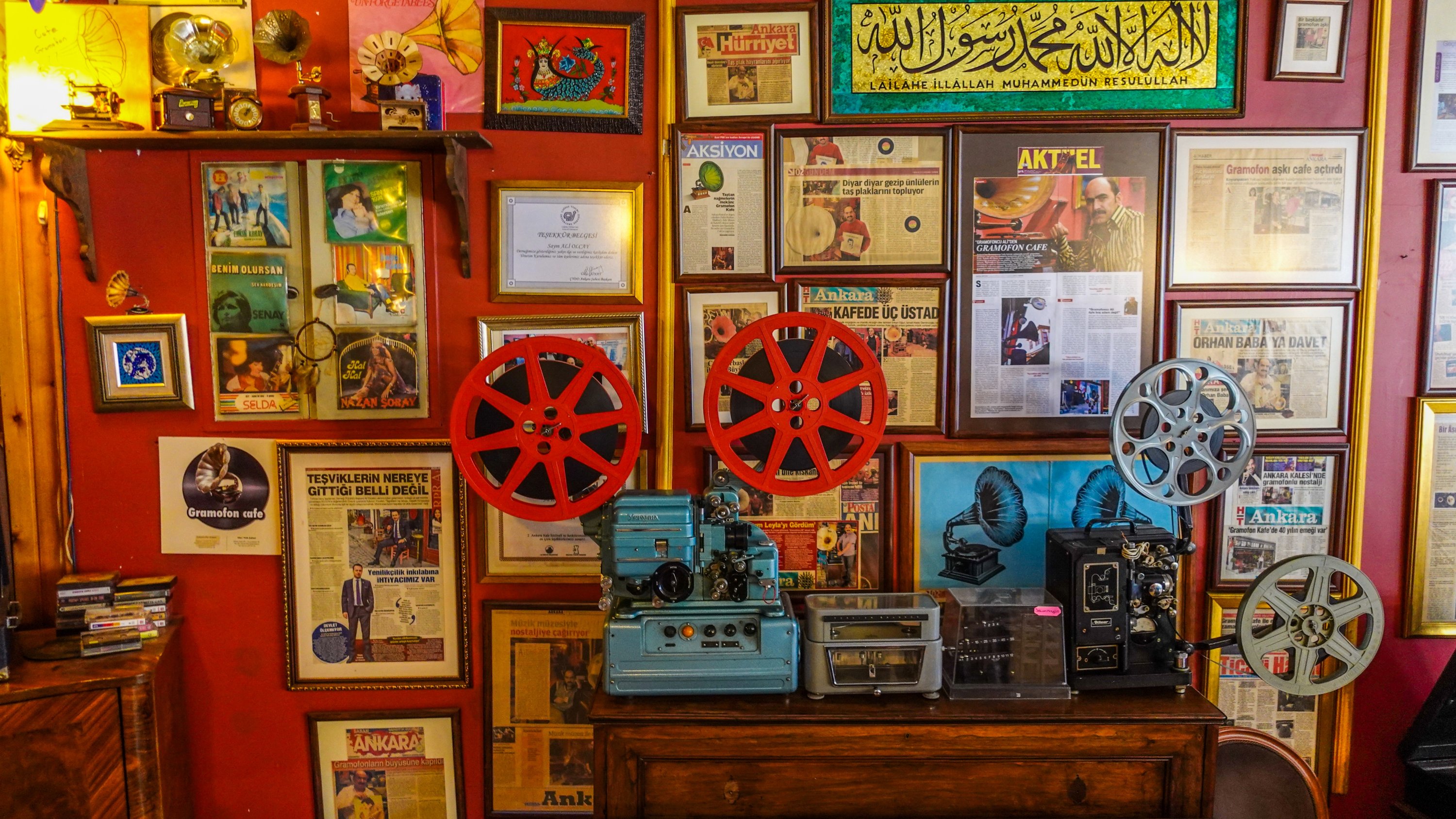   Gramofon Cafe est connu pour son design nostalgique et son atmosphère vintage.  (Photo par Argun Konuk)