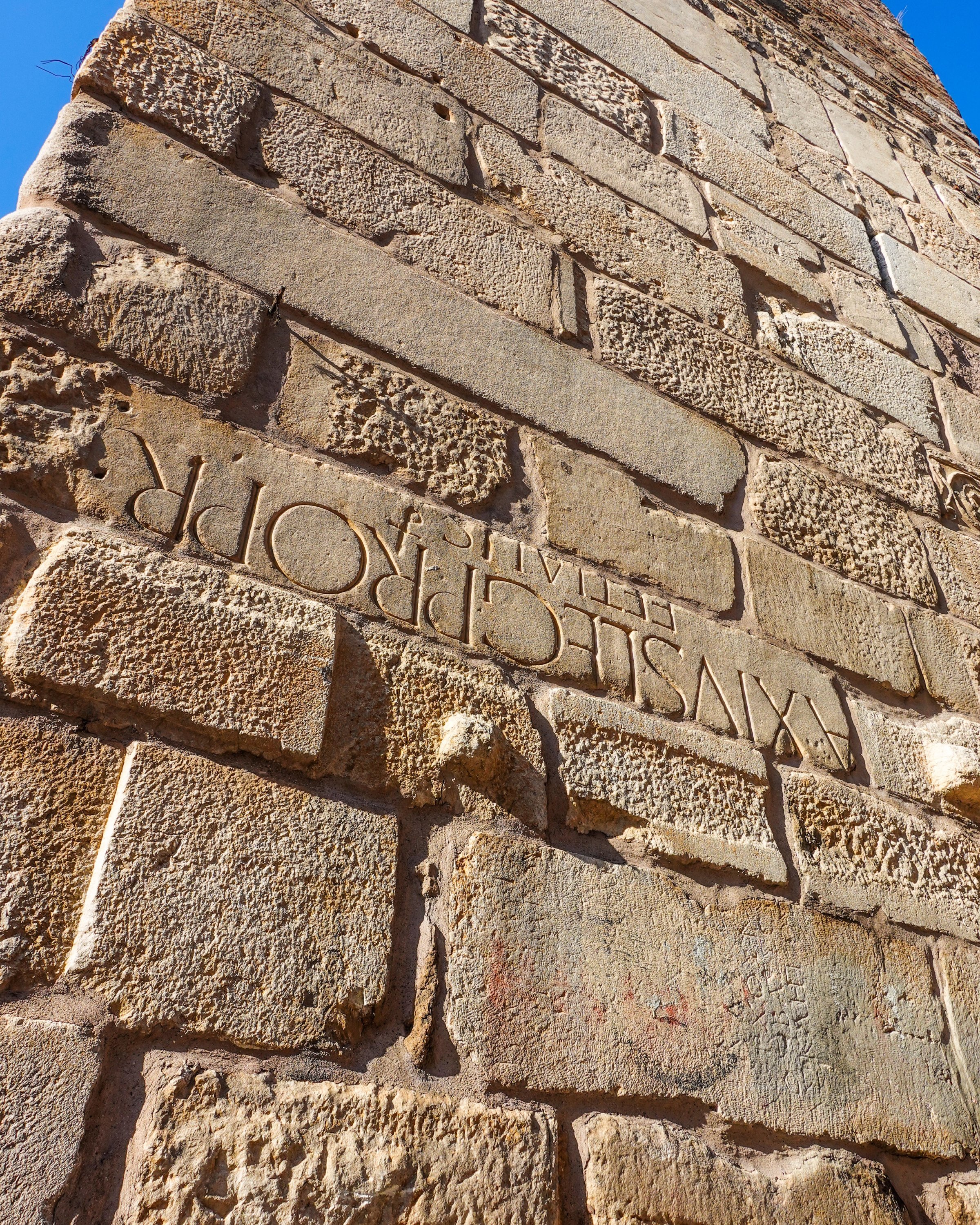   Un ancien bloc de pierre avec des inscriptions latines sur les murs de la citadelle.  (Photo par Argun Konuk)