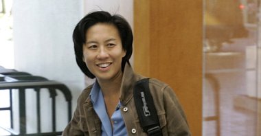Los Angeles Dodgers assistant general manager Kim Ng walks through the hotel lobby during the first day of the Major League Baseball annual general managers meetings in Orlando, Florida on Nov. 5, 2007. (AP Photo)