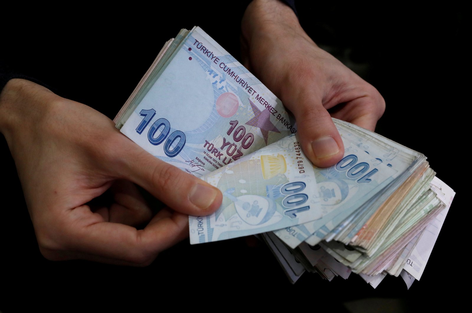 A merchant counts Turkish lira banknotes at the Grand Bazaar in Istanbul, Turkey, March 29, 2019. (Reuters Photo)