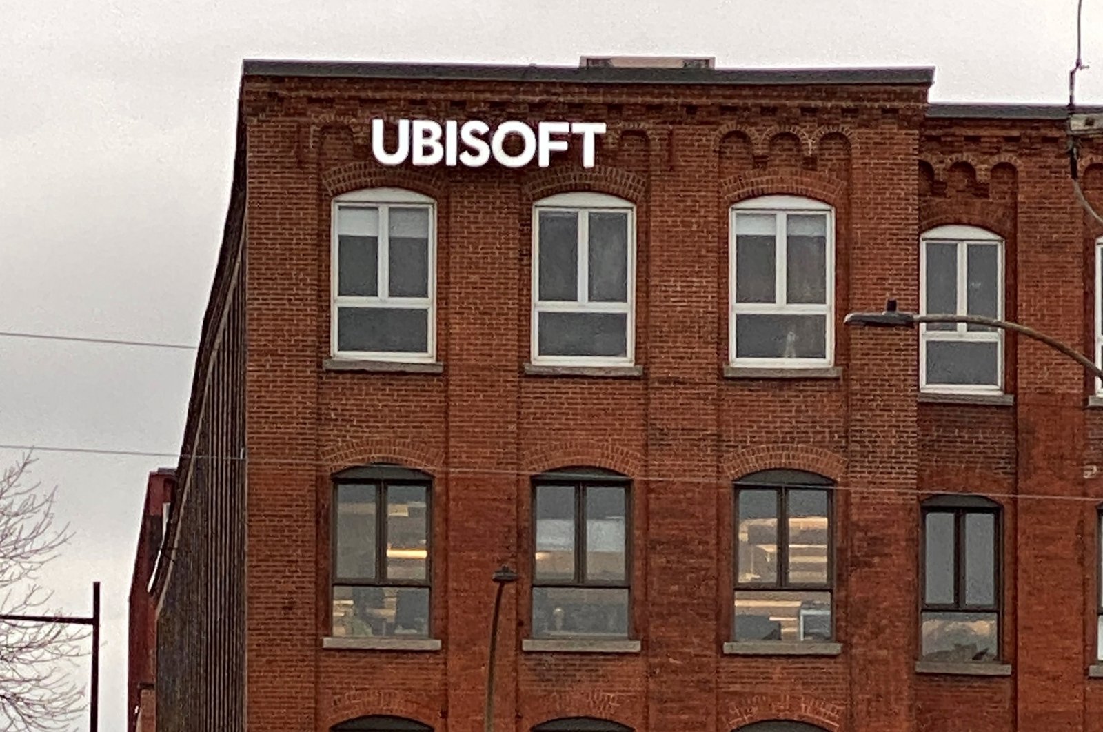 Ubisoft montreal. Юбисофт Монреаль. Офис Ubisoft. Офис Ubisoft в России. Штаб квартира Ubisoft.
