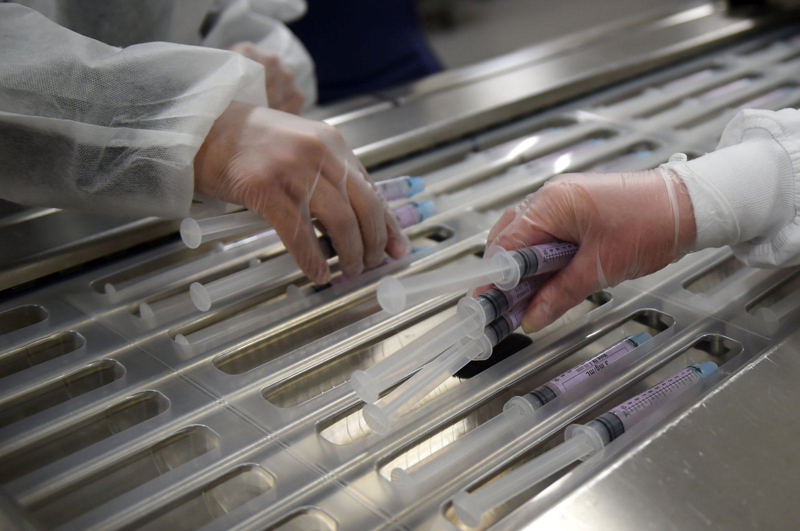 Employees check syringes on the production line of a new factory of pharmaceutical group Aguettant in Lyon, south-eastern France on May 4, 2016. (AFP Photo)
