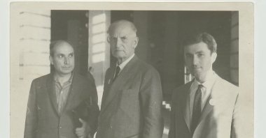 Ismayıl Hakkı Baltacıoğlu (C) with his friends Yalçın Orkun (L) and writer Haldun Özen at the Extraordinary Meeting on Turkish Language at the Language-History and Geography Faculty of Ankara University, July 13, 1964. (Courtesy of Boğaziçi University Archives and Documentation Center)