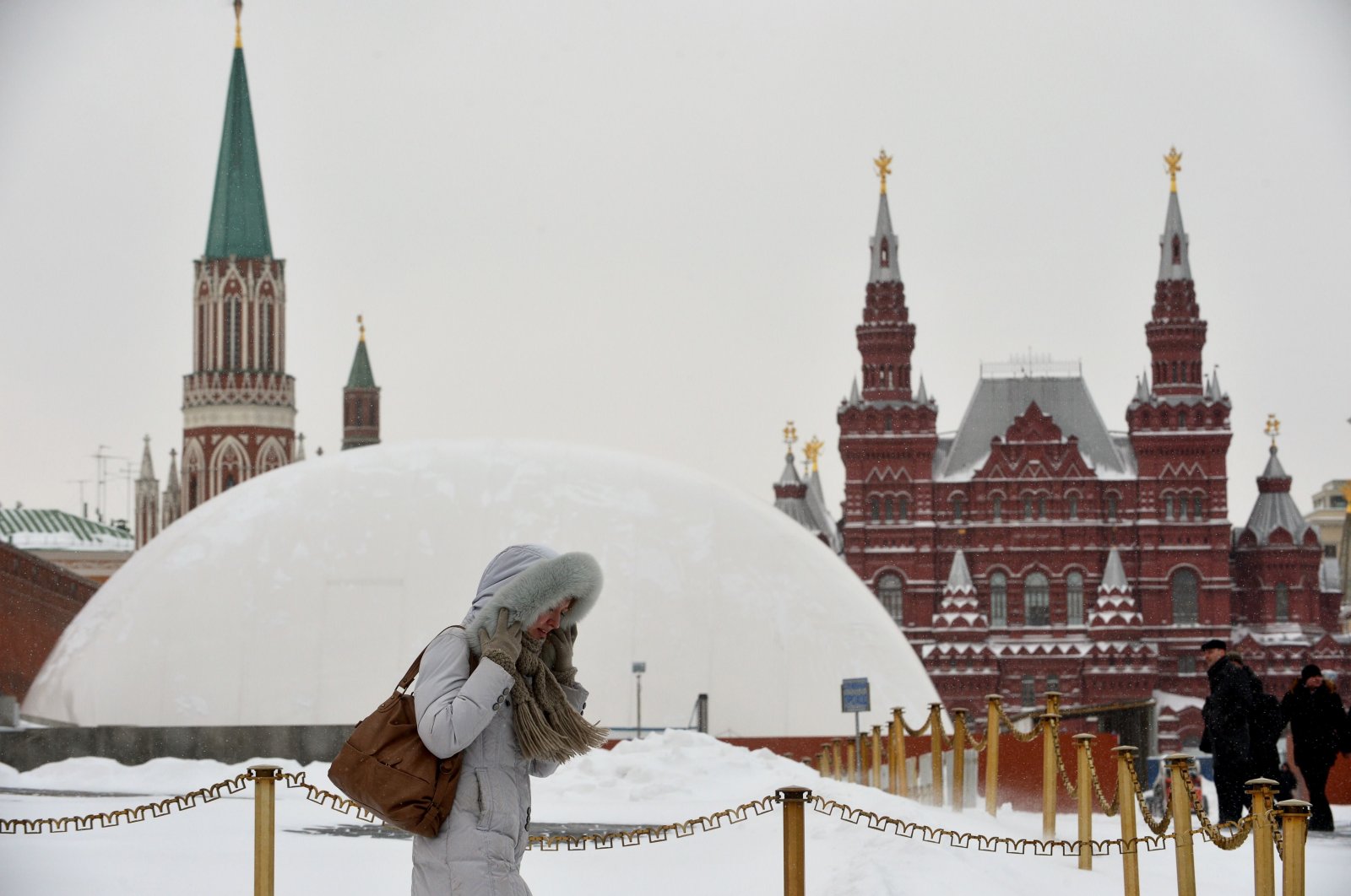 A woman walks in front of a huge temporary dome covering the mausoleum of Soviet state founder Vladimir Lenin at the Red Square in Moscow, on March 25, 2013. (AFP Photo)