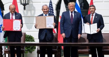 (L-R) Bahrain Foreign Minister Abdullatif bin Rashid Alzayani, Israeli Prime Minister Benjamin Netanyahu, U.S. President Donald Trump, and UAE Foreign Minister Abdullah bin Zayed Al Nahyan hold up documents after participating in the signing of the Abraham Accords, Washington, D.C., Sept.15, 2020. (AFP Photo)