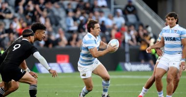 Argentina's Nicolas Sanchez (C) runs with the ball during the 2020 Tri Nations rugby match between New Zealand and Argentina at Bankwest Stadium in Sydney, Australia, Nov. 14, 2020. (AFP Photo)