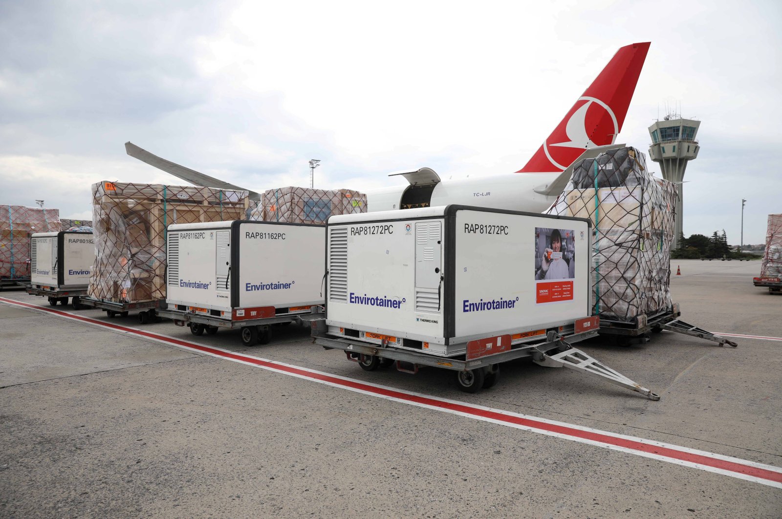Active temperature control containers carrying China's Sinovac experimental COVID-19 vaccines are loaded onto a Turkish Cargo plane at Istanbul Airport before departing for Brazil, in Istanbul, Turkey, Nov. 18, 2020. (Photo by THY via Reuters )