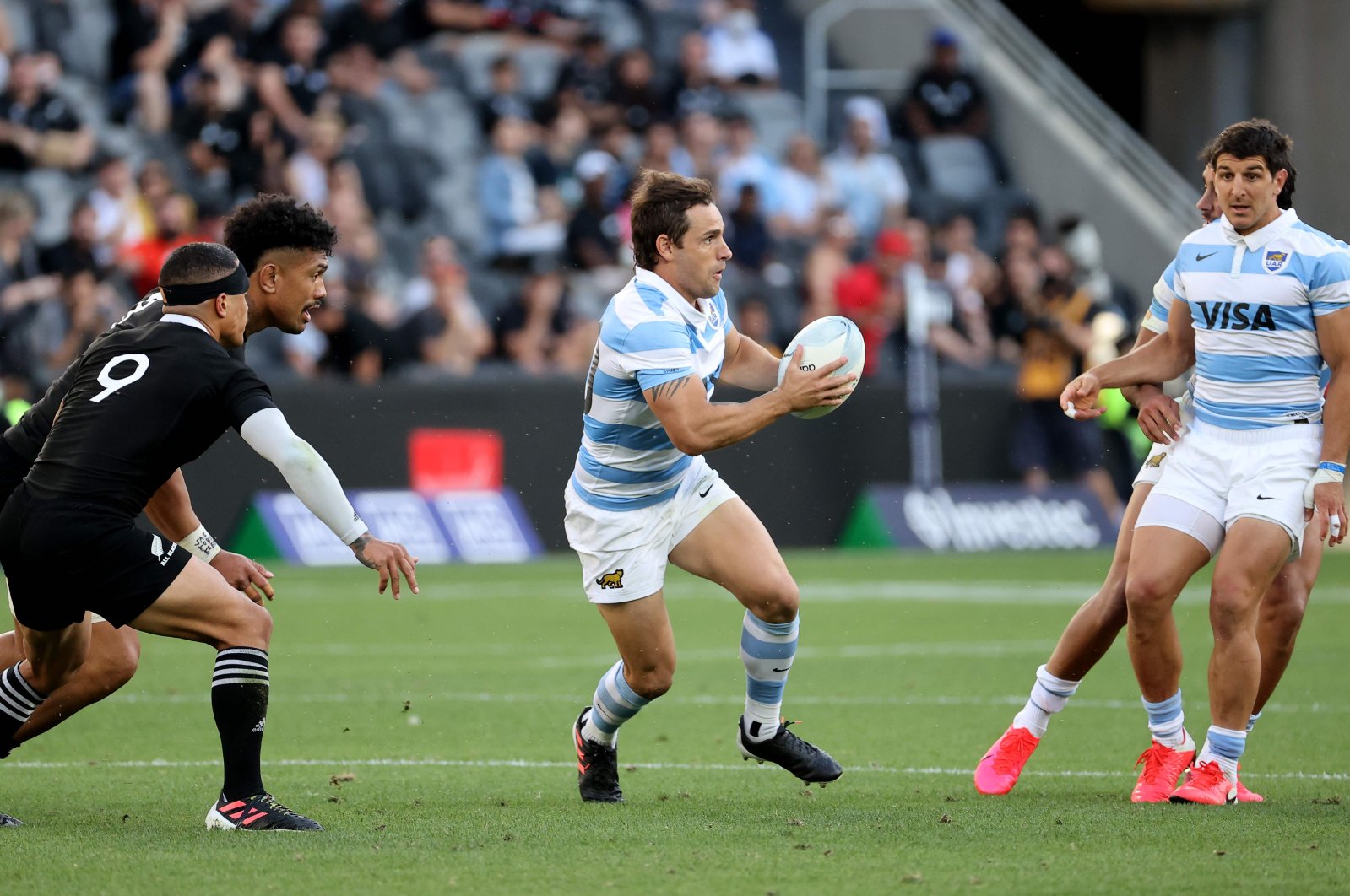 Argentina's Nicolas Sanchez (C) runs with the ball during the 2020 Tri Nations rugby match between New Zealand and Argentina at Bankwest Stadium in Sydney, Australia, Nov. 14, 2020. (AFP Photo)