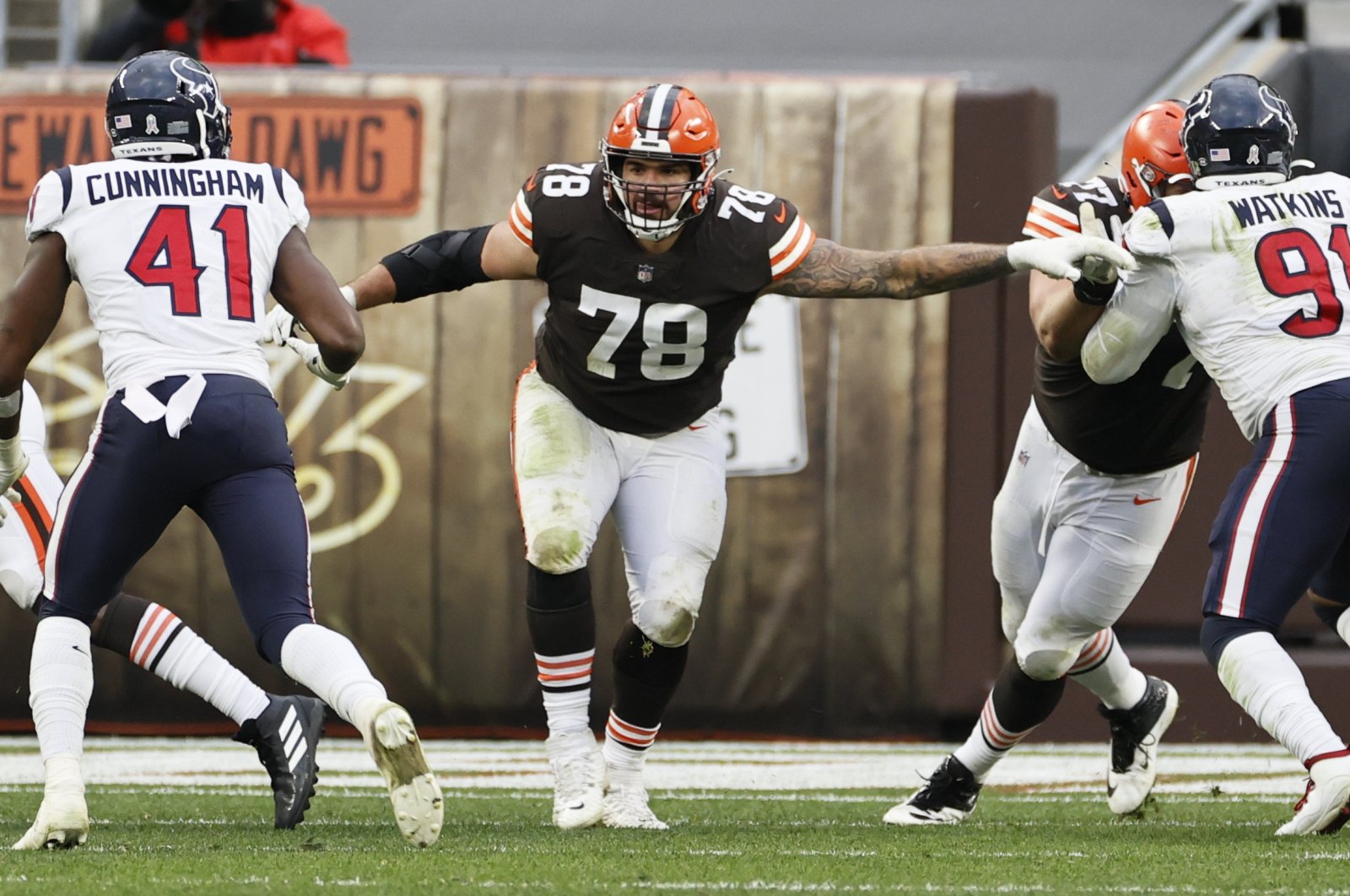 Cleveland Browns' Jack Conklin (C), who has since been placed on the team's "COVID-19 list," during a match in Cleveland, U.S., Nov. 15, 2020. (AP PHOTO)