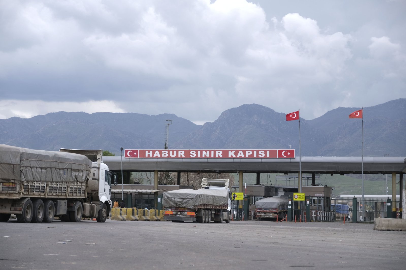 Trucks are seen passing through the Habur border gate to Iraq in Şırnak province, southeastern Turkey, April 5, 2020. (Sabah File Photo)