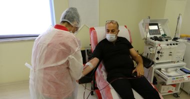 A recovered COVID-19 patient donates plasma at a Turkish Red Crescent (Kızılay) center, in Adana, southern Turkey, Nov. 16, 2020. (IHA Photo)