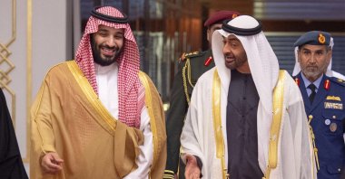 A handout picture provided by the Saudi Royal Palace shows Saudi Crown Prince Mohammed bin Salman (L) being received by Abu Dhabi's crown prince and deputy supreme commander of the UAE armed forces, Sheikh Mohamed bin Zayed Al Nahyan, upon the former's arrival in Abu Dhabi, Nov. 22, 2018. (AFP Photo)